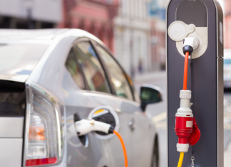 Assicurazione auto elettrica: cosa cambia nei costi?